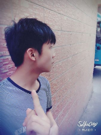 少年流着泪笑